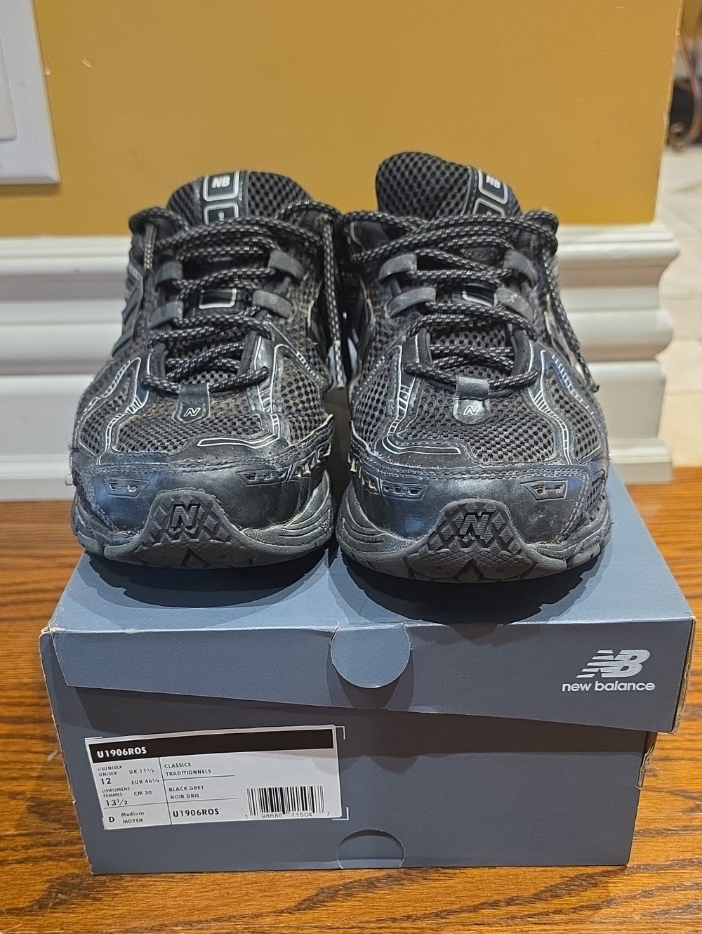 New Balance Mens Black and Gray Mesh Athletic Sneakers